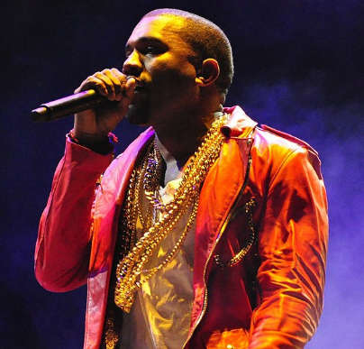 Rapper Kanye West mit viel Bling-Bling, also Schmuck um den Hals